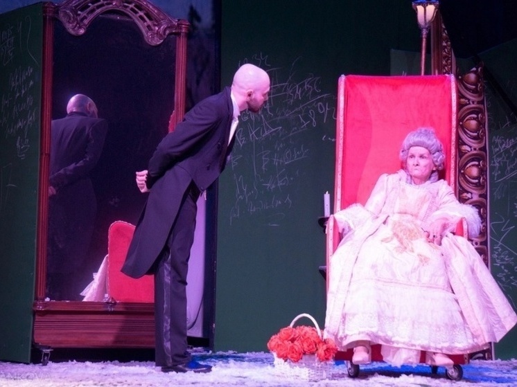 Глава Смоленска поздравил коллектив Камерного театра с успехом