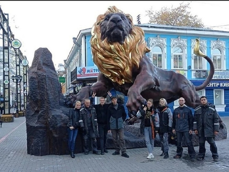 Пятиметрового льва с позолоченными частями тела устанавливают у «Космоса»