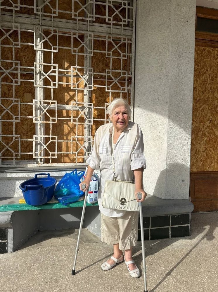 Пенсионерке из Новой Каховки на Херсонщине вручили гуманитарный набор