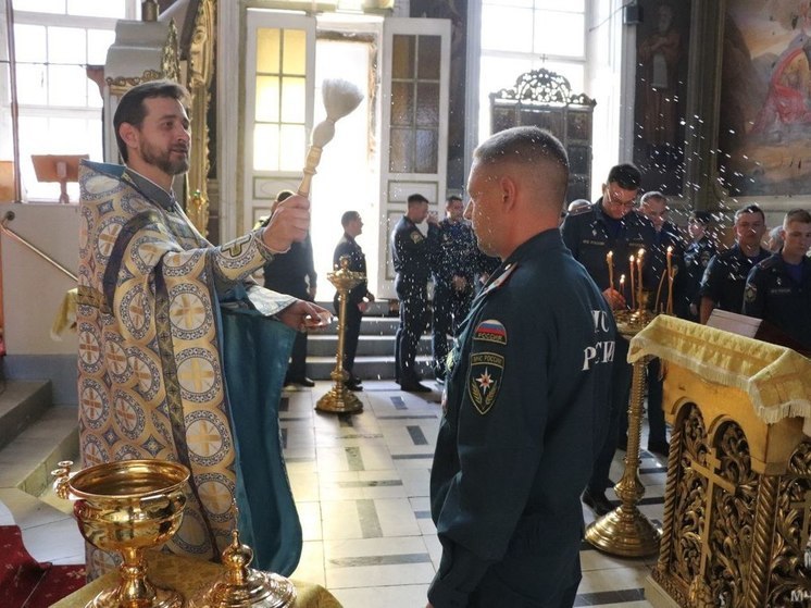 В Орле сотрудники МЧС России приняли участие в молебне в честь иконы Божьей Матери «Неопалимая Купина»