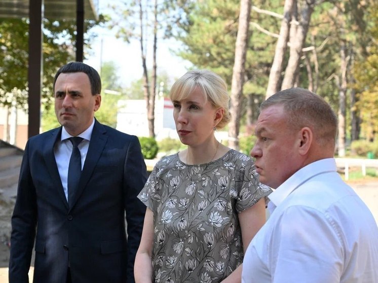 Анна Минькова оценила темпы выполнения ремонта и строительства медучреждений в Динском районе