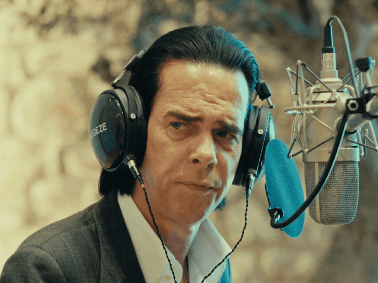 Знаменитый музыкант вышел из тени