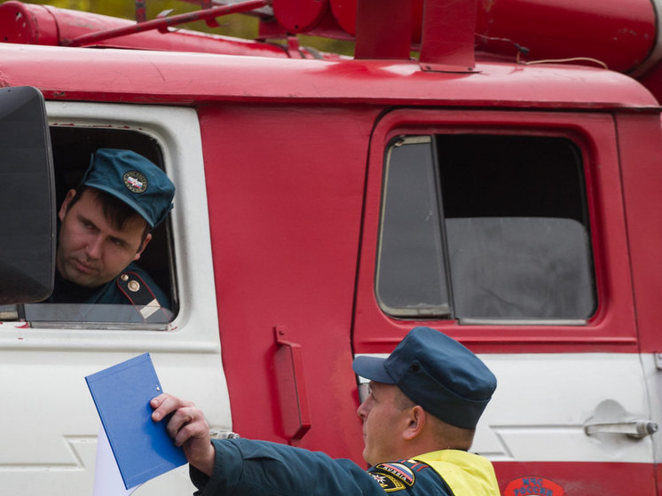 Четверо пожарных пострадали при тушении в промзоне Ярославля