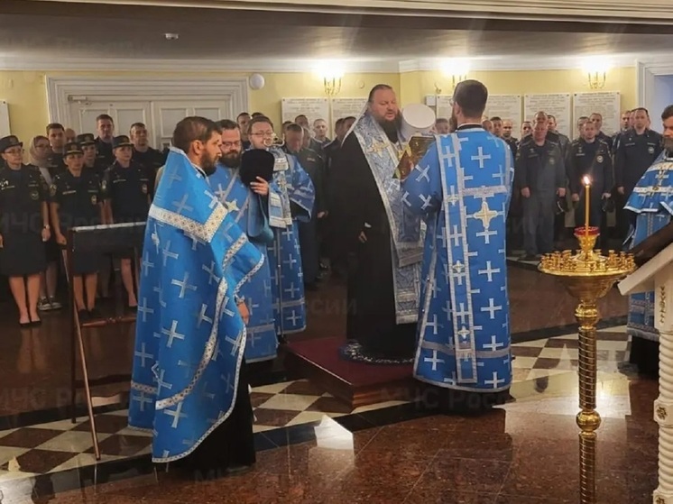 Костромские пожарные вчера посетили молебен в честь иконы «Неопалимая купина»