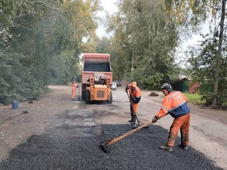 Огромные дыры на Герцена в Томске засыпали асфальтовой крошкой