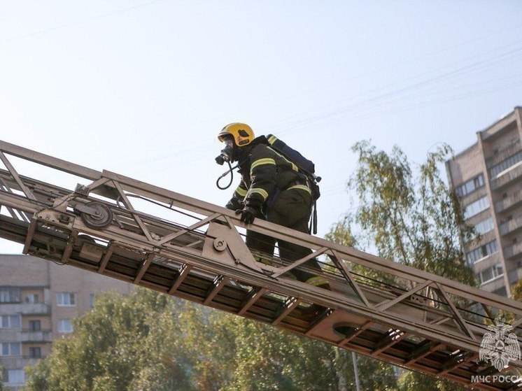 В Петербурге из-за пожара в бытовке жилого дома эвакуировали 20 человек