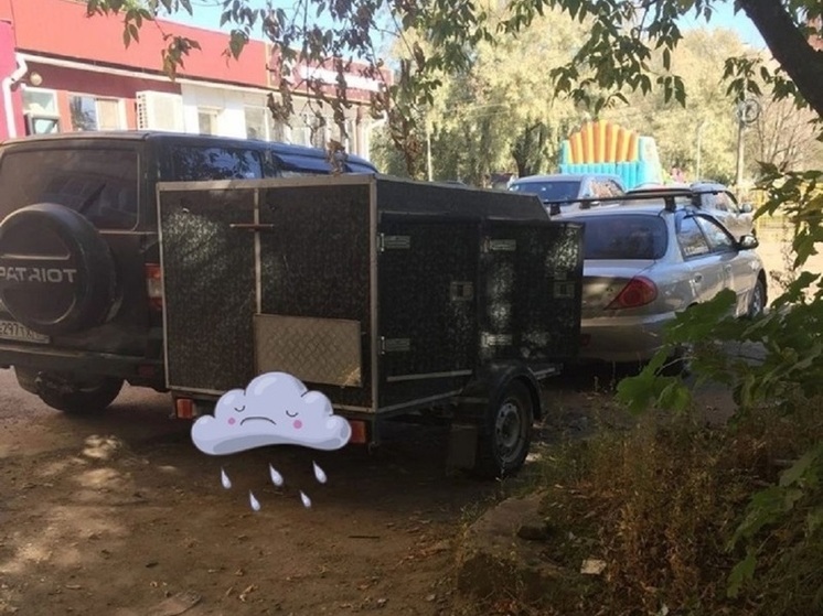 Ярославцы обеспокоились судьбой собаки, которая скулила в автоприцепе