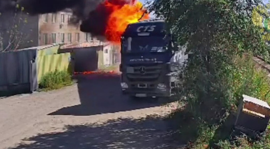 В Уссурийске горящая фура уехала от пожара: видео