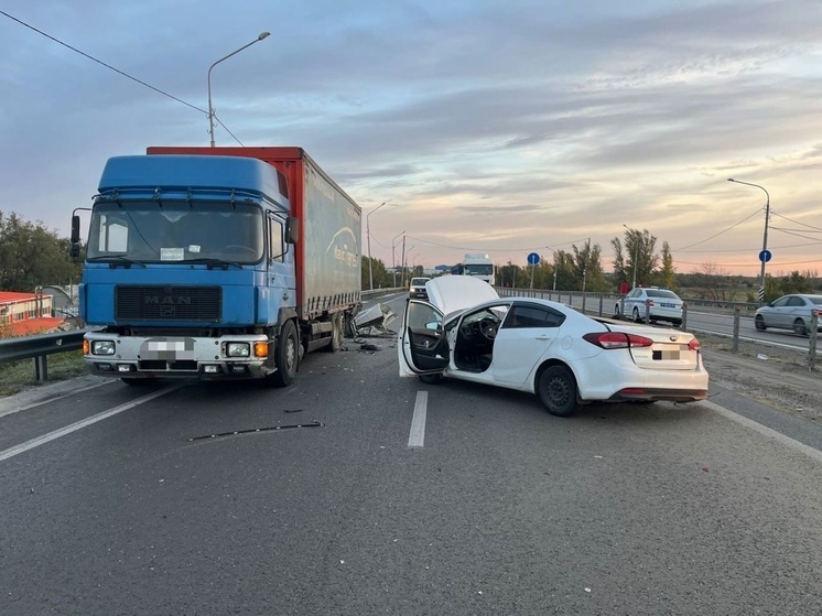 Под Батайском водитель автомобиля чудом выжил, врезавшись в грузовик