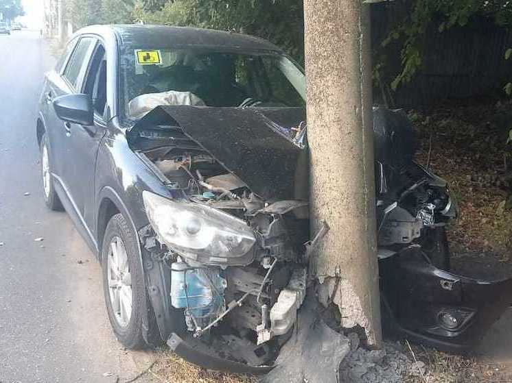 Водитель Mazda пострадал, врезавшись в столб на трассе Ивановка – Грибоедово