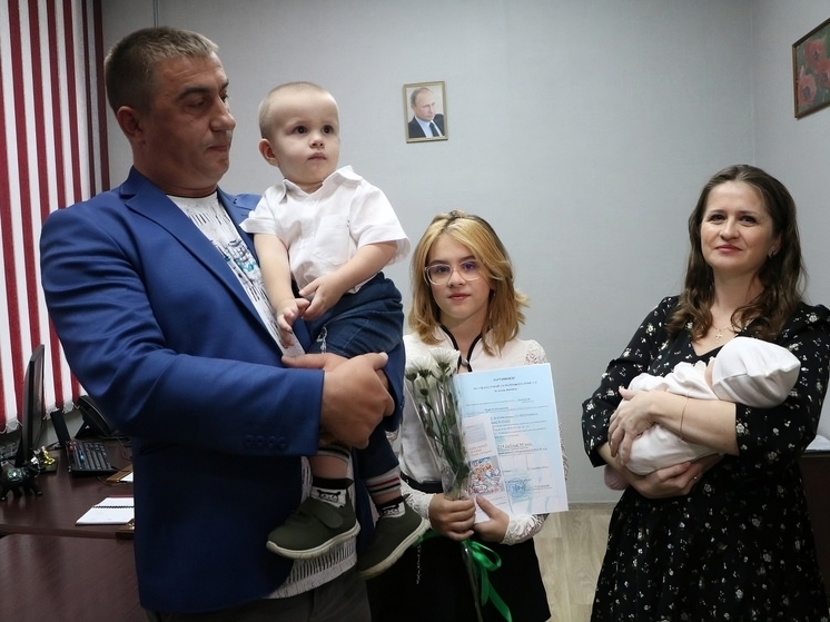 В Новосибирской области вводят новые удостоверения многодетной семьи