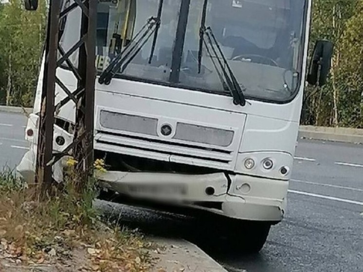 Автобус врезался в столб на Ключевском шоссе в Петрозаводске