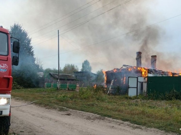 В брянском Новозыбкове сгорели два дома и хозпостройки