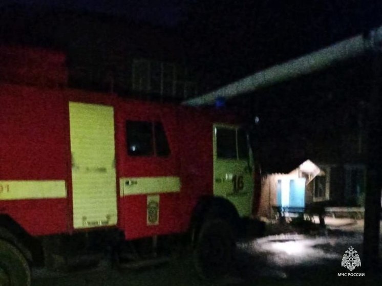 При пожаре в брянском Новозыбкове семь человек эвакуировали, двоих спасли