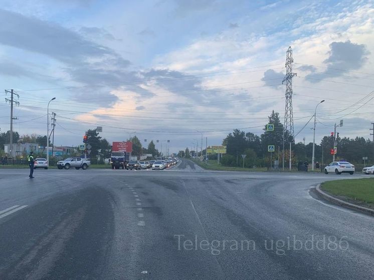 В Сургуте грузовик врезался в легковушку