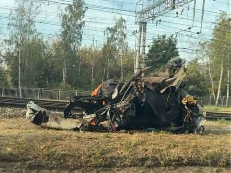 Поезд сбил машину каршеринга, застрявшую на рельсах в Раменском