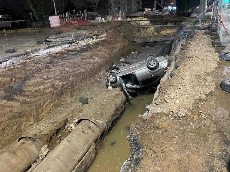 В Липецке легковушка снесла бетонное ограждение и рухнула в коммунальный раскоп