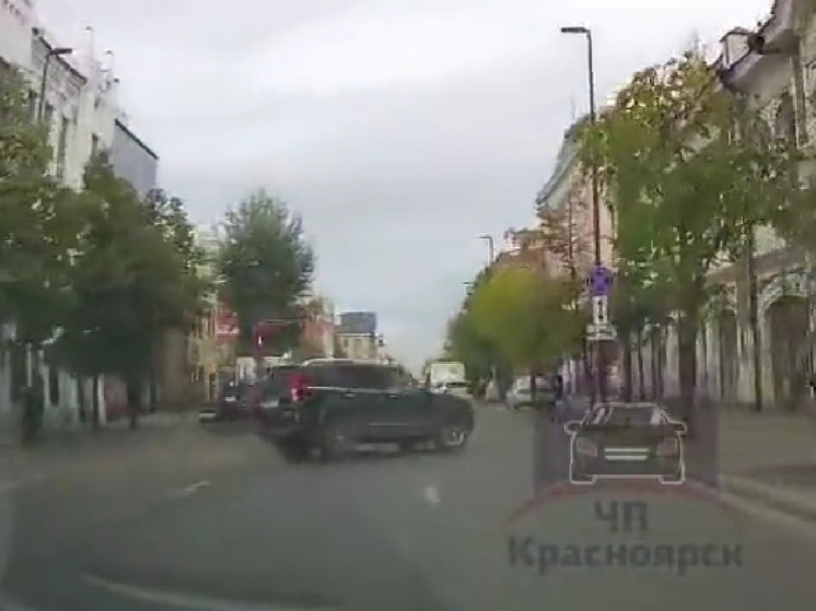 В центре Красноярска кроссовер скатился с эвакуатора и врезался в здание