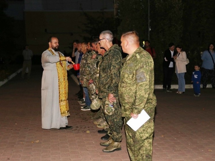 В воинские подразделения отправили группу заключивших контракт жителей Орловской области