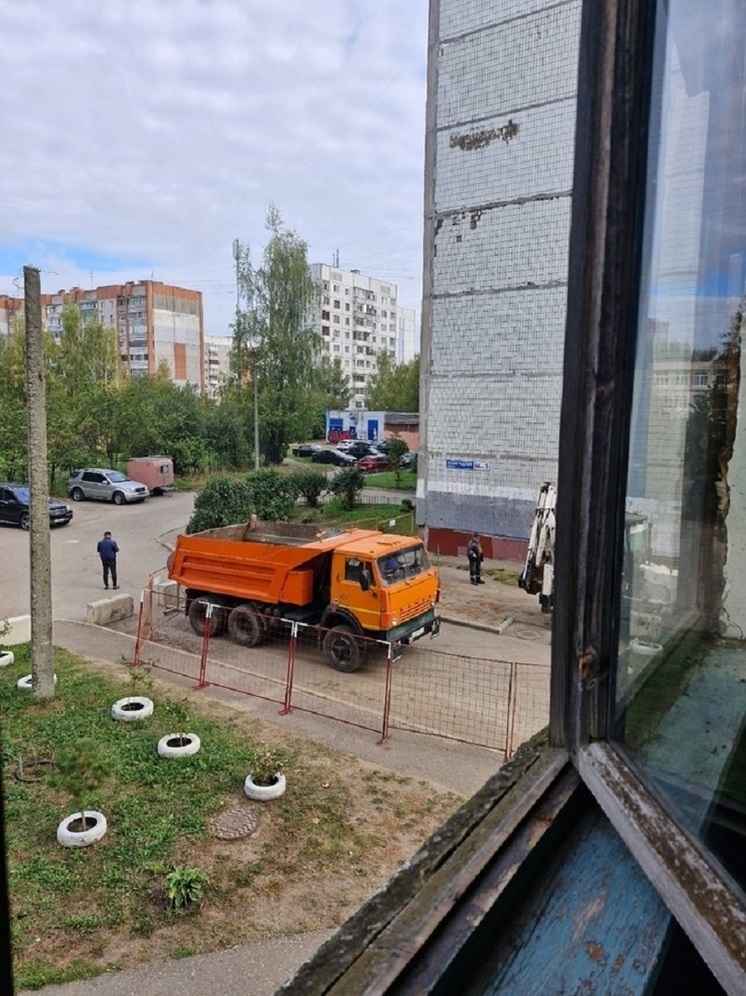 У жителей Ярославля вызвал недоумение способ ремонта стены дома