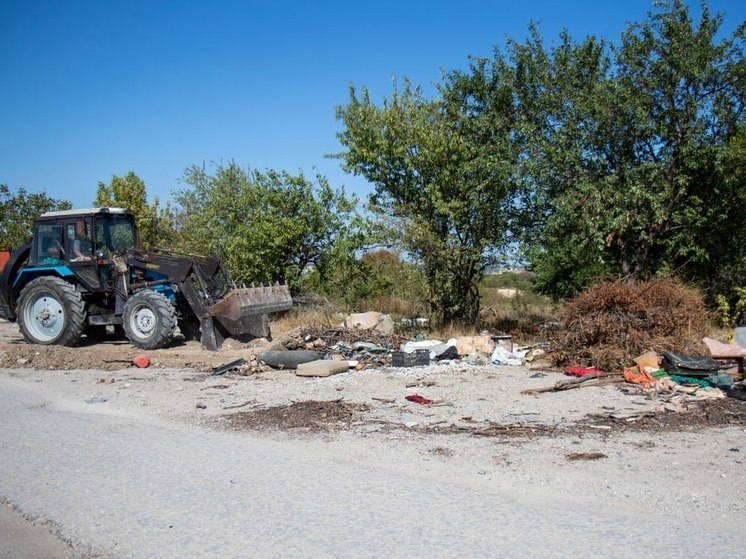 В Симферополе на одной из улиц ликвидируют стихийную свалку
