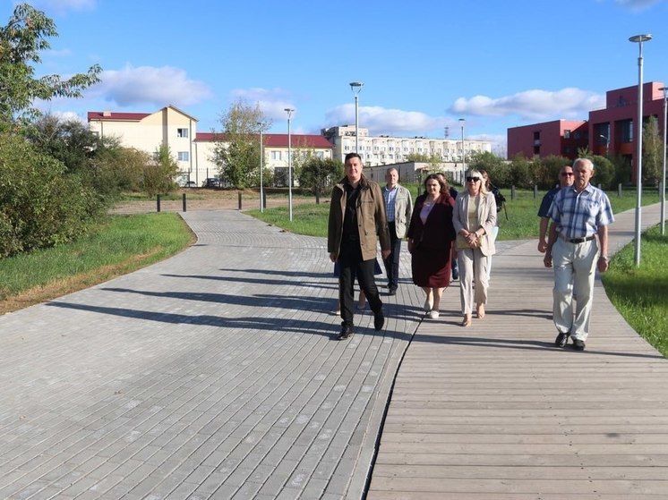 В Киришах общественники проверили благоустройство территории на берегу Волхова