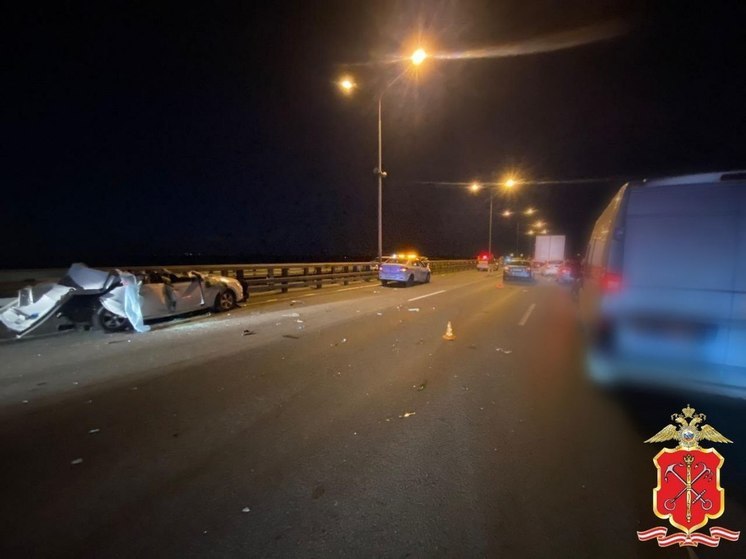 В массовой аварии на дамбе Петербурга пострадали трое человек