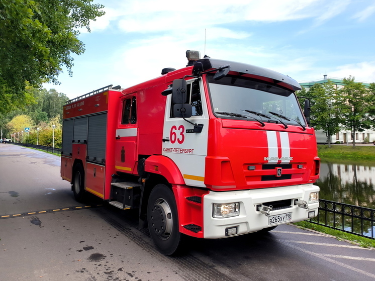 Пожарные в Подмосковье тушат склад на площади 5 тыс. квадратных метров