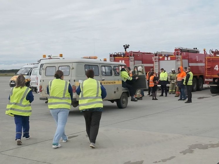 Прием неисправного самолета с пострадавшими пассажирами отработали в аэропорту Южно-Сахалинска