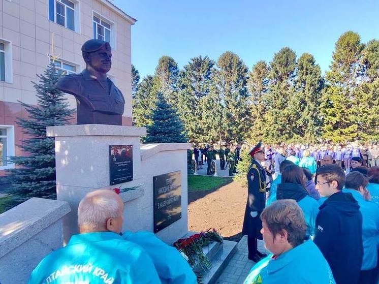 В Алтайском крае появился бюст погибшего на СВО Героя России с позывным Алтай