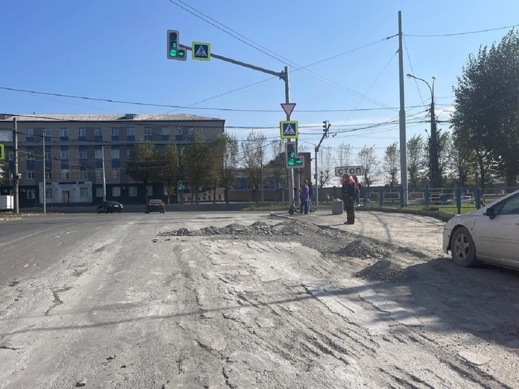 В Екатеринбурге бетономешалки заливают дорогу бетоном