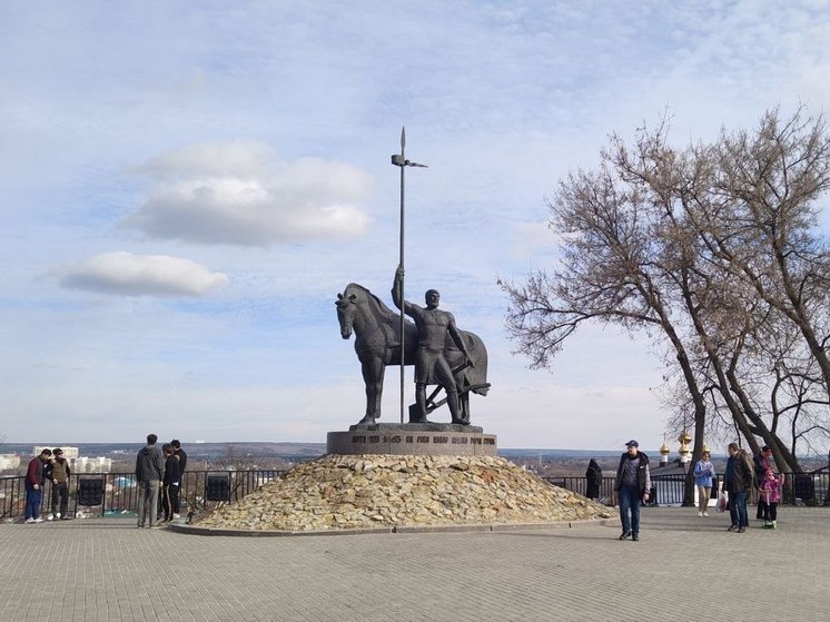 Александр Басенко рассказал о работе над территорией у памятника Первопоселенцу