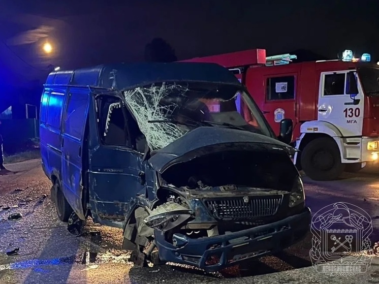 Возвращаясь с пожара, спасатели помогли людям, попавшим в ДТП во Мге
