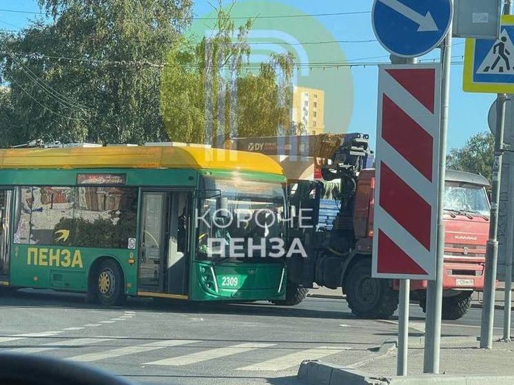 В Пензе у памятника «Победы» столкнулись грузовик и автобус