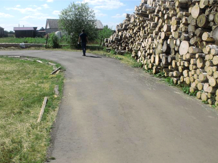 Беговую дорожку в нагорской спортшколе облюбовали большегрузы