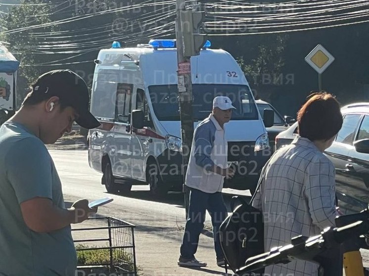 В Кальном пенсионер пристаёт к девушкам