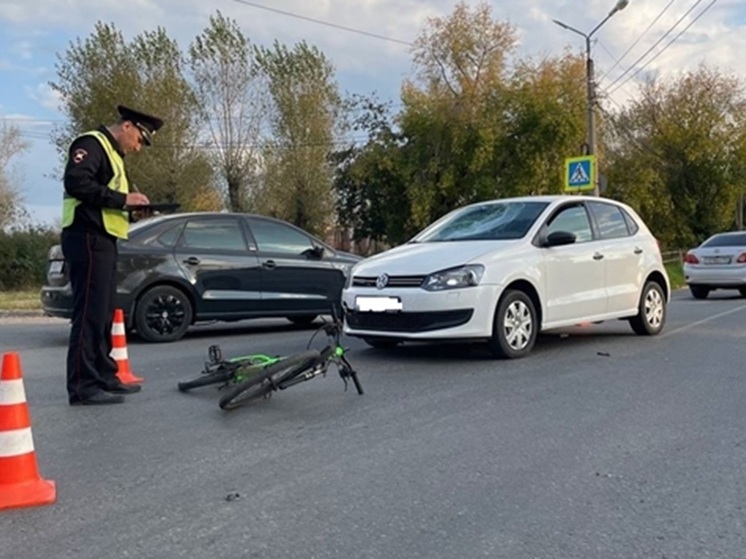 14-летняя велосипедистка попала под колеса Volkswagen в Каменске-Уральском