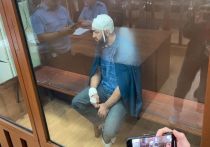 В суд его привезли с перебинтованной головой
