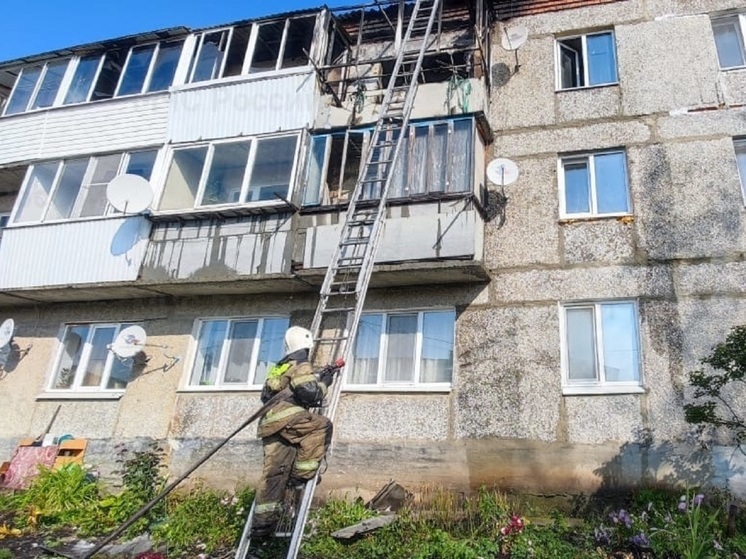 Женщина в свердловском селе спрыгнула с балкона, спасаясь от огня