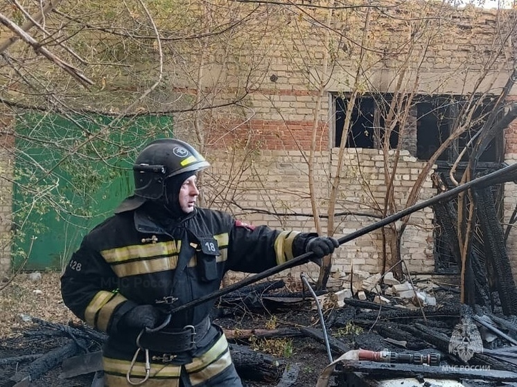 В Орловской области ранним утром вспыхнула хозпостройка