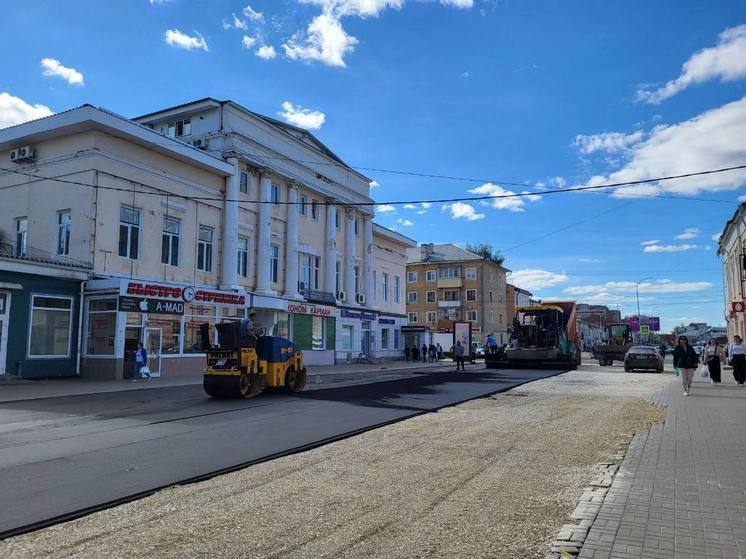 Тамбовский Арбат укатывают во временный асфальт