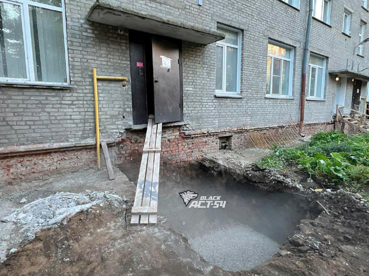В Новосибирске жители 5-этажного дома рискуют жизнью, чтобы попасть в подъезд