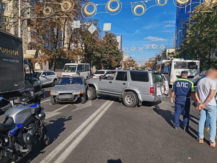 В центре Воронежа столкнулись 6 иномарок, отечественная легковушка и маршрутный автобус