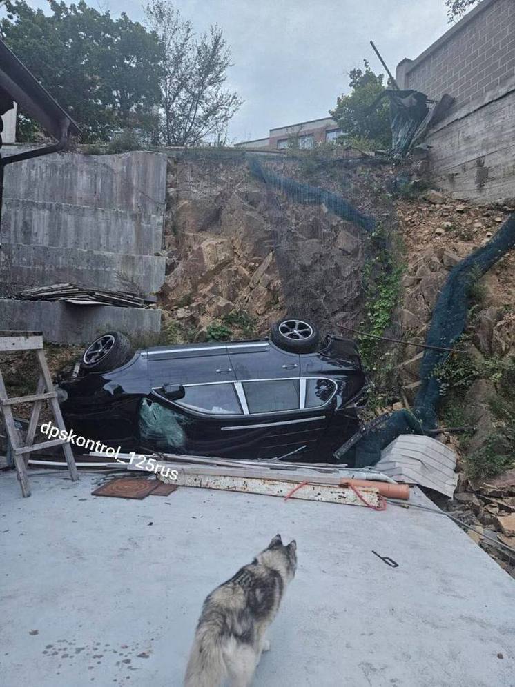 Porshe влетел во двор частного дома во Владивостоке
