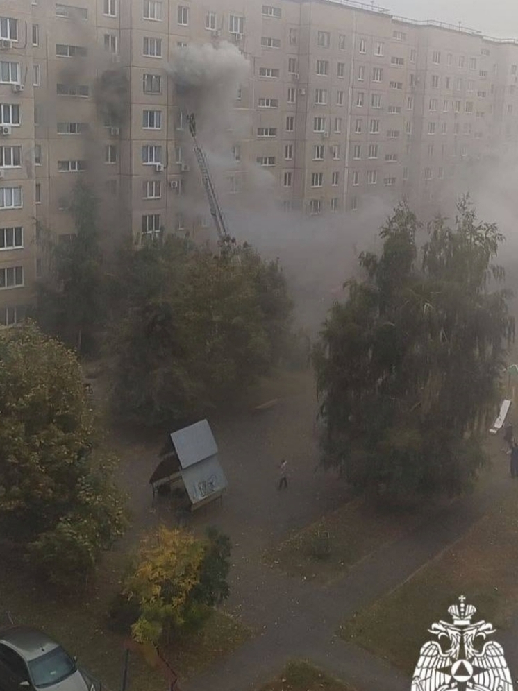 В Оренбурге горит квартира в многоэтажке