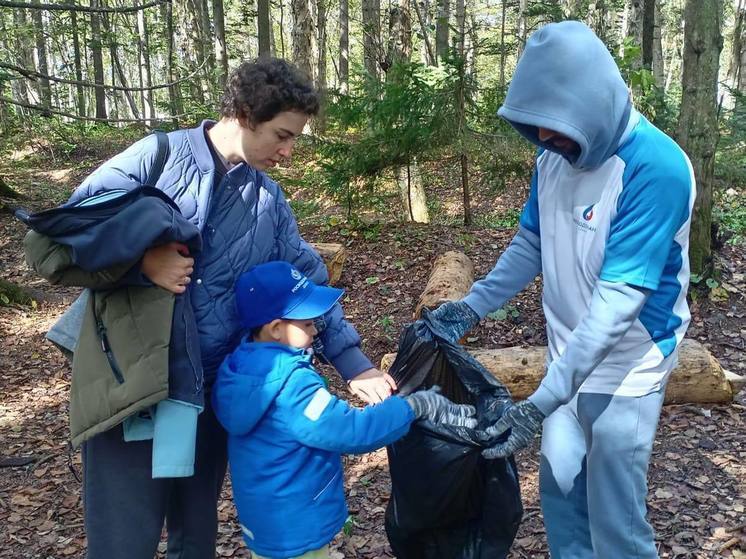 В городском парке Южно-Сахалинска собрали около 100 кг мусора