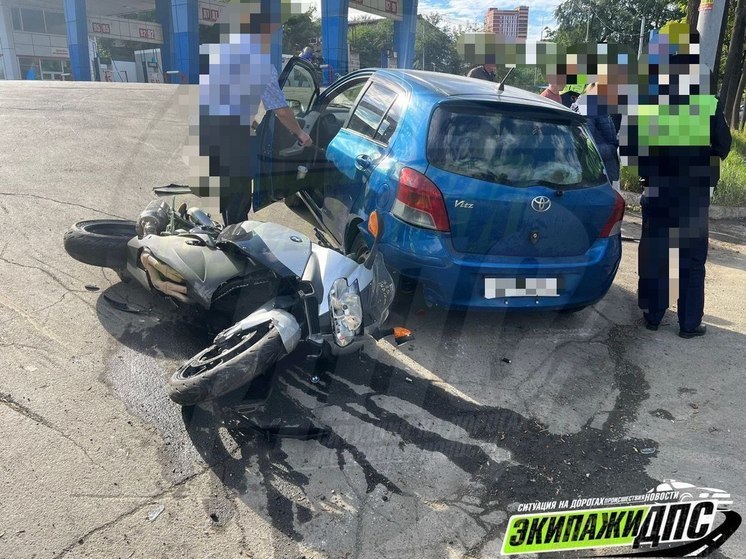 Мотоциклиста забрали на скорой после ДТП во Владивостоке