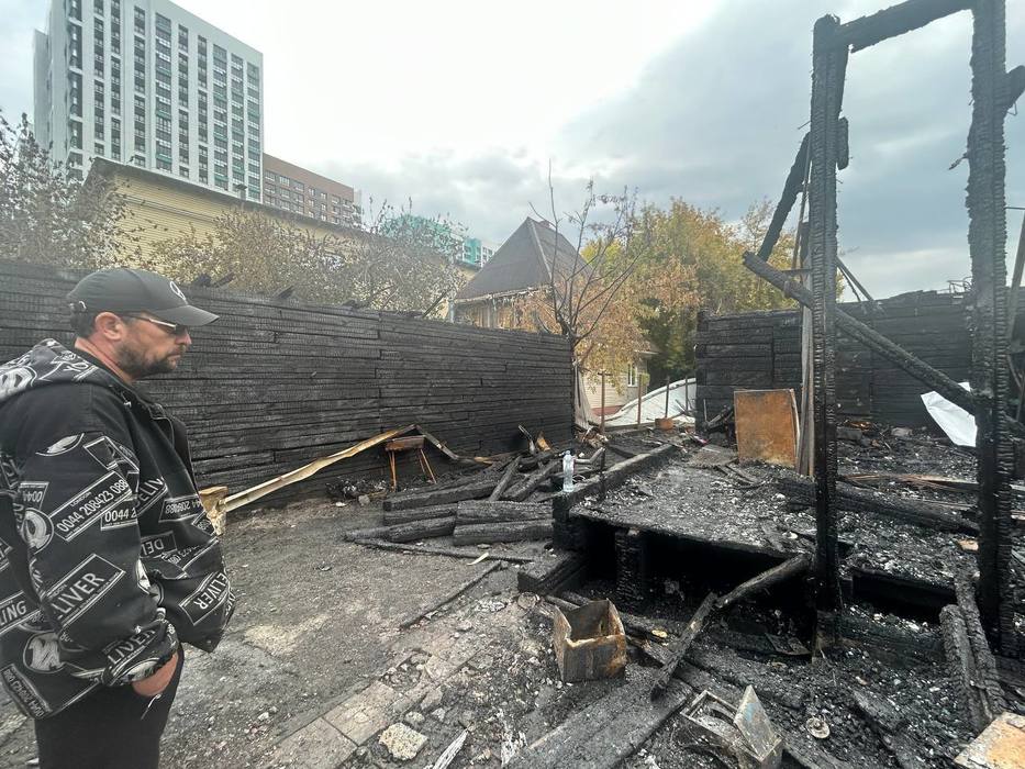 «Уничтоженный аквариум с рыбками и сбежавший от страха пес»: появились кадры последствий крупного пожара в Новосибирске