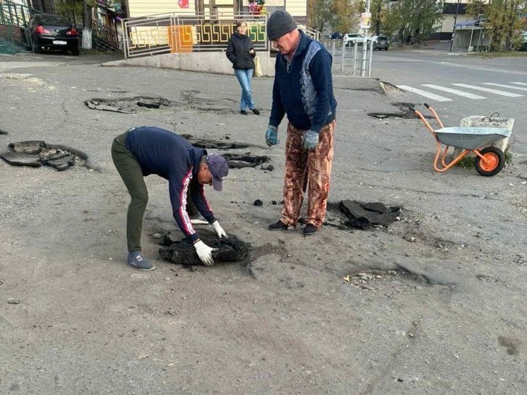 Таксисты начали ямочный ремонт разбитой дороги в Могоче