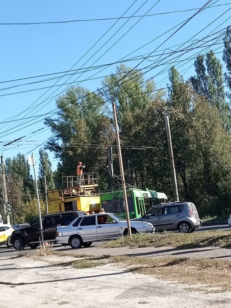 В Курске оборванные троллейбусные провода создали пробку на ПЛК